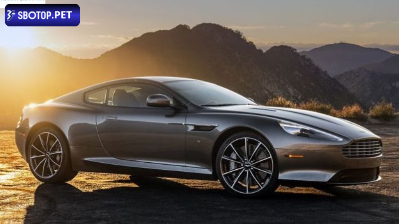 Aston Martin DB9 là mẫu xe mang phong cách cổ điển, trị giá khoảng 200.000 USD