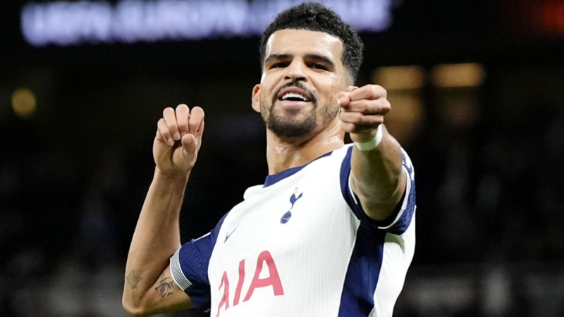 Dominic Solanke nâng tỷ số lên thành 2-0 cho Tottenham dù đang thi đấu 10 người